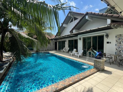 Property building, Day, Swimming pool, sunbed