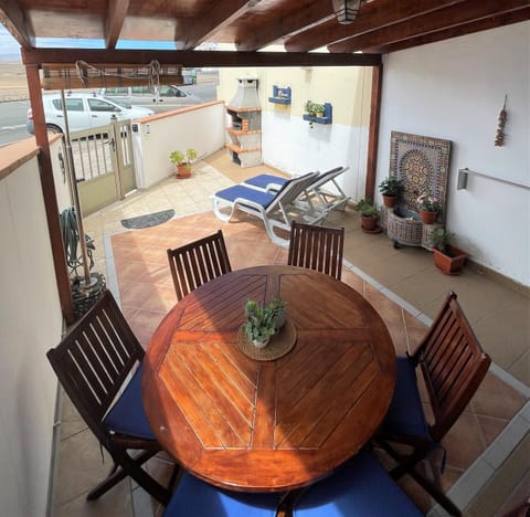 Shower, Restaurant/places to eat, Facade/entrance, Off site, Winter, Summer, BBQ facilities, Fishing, Snorkeling, Solarium, Balcony/Terrace, Dining area, Beach, Windsurfing, Mountain view, Sunset, Parking, locker, sunbed