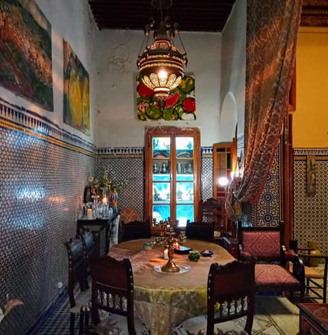 Property building, Restaurant/places to eat, Living room, Breakfast