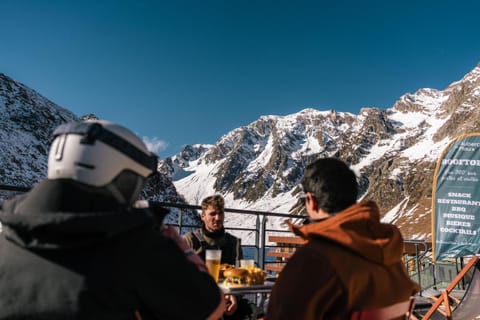 Patio, Restaurant/places to eat, Mountain view