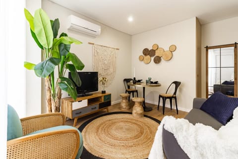 Communal lounge/ TV room, TV and multimedia, Living room, Seating area, Evening entertainment, air conditioner