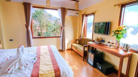 Bed, TV and multimedia, Bedroom