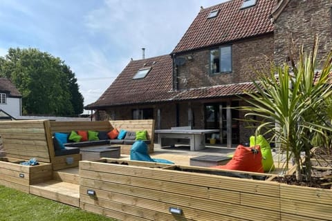 Property building, Patio, Day, Garden, Table tennis, Seating area, Garden view