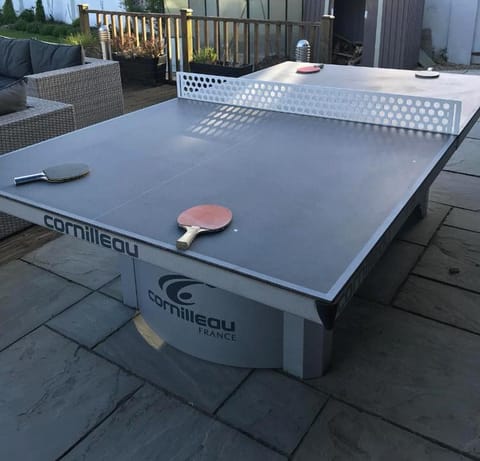 Day, Table tennis, Seating area