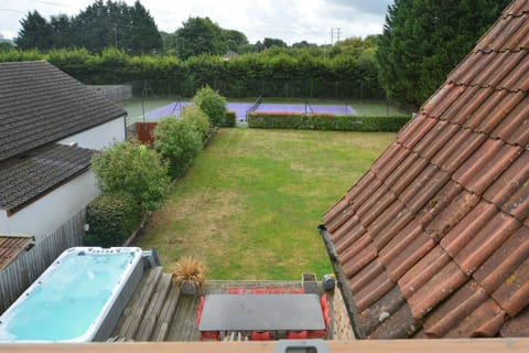 Property building, Day, Garden, Hot Tub, Table tennis, Dining area, Tennis court, Garden view, Pool view