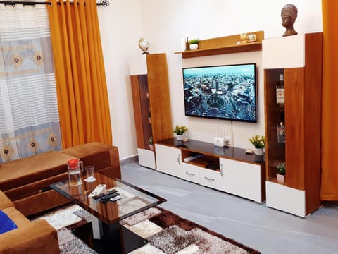 Communal lounge/ TV room, TV and multimedia, Living room, Seating area, Evening entertainment, internet