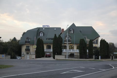 Facade/entrance