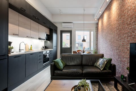 TV and multimedia, Kitchen or kitchenette, Living room, Seating area, Dining area, stove