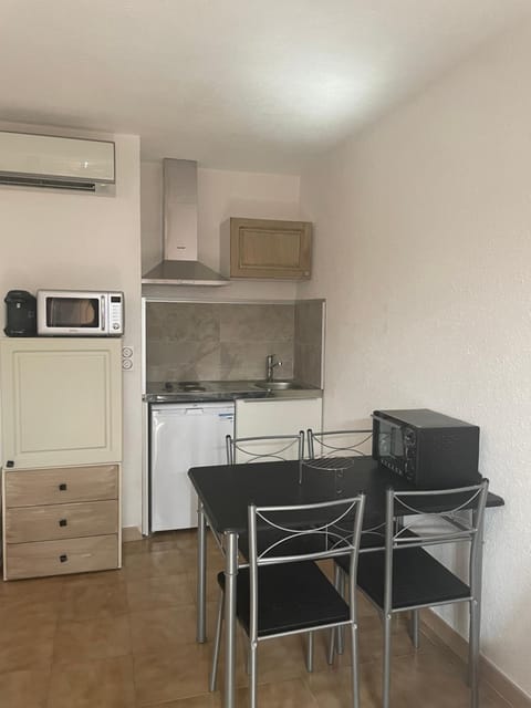 Kitchen or kitchenette, Dining area, minibar, pet friendly, stove, air conditioner