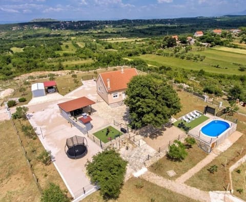 Property building, Day, Neighbourhood, Natural landscape, Bird's eye view, Pool view, Swimming pool
