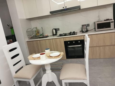 Coffee/tea facilities, Kitchen or kitchenette, Dining area, minibar, stove, toaster