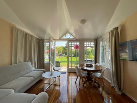 Seating area, Dining area