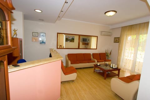 Living room, Lobby or reception, Internal: Not applicable to any particular room