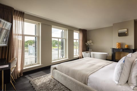 Bed, Bedroom, Swimming pool