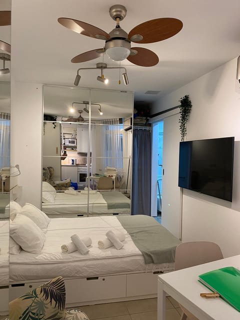 Bed, TV and multimedia, Living room, Photo of the whole room, Bedroom, fireplace, towels