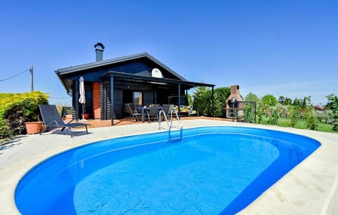 Property building, Patio, Day, Balcony/Terrace, Pool view, Swimming pool, Swimming pool, sunbed