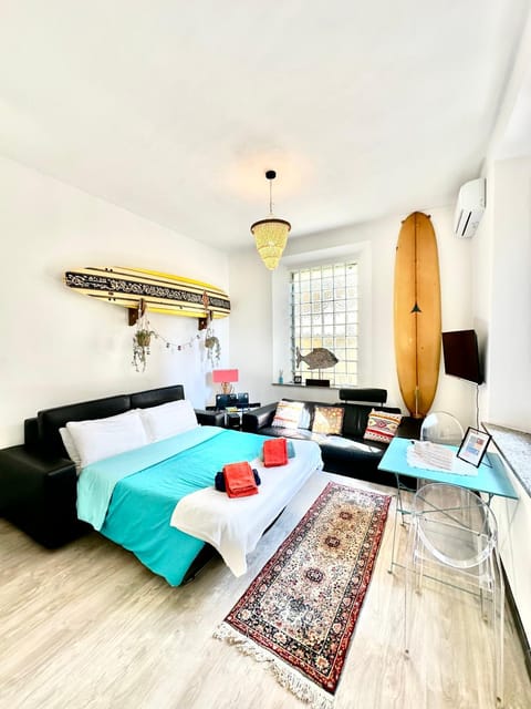 Bed, TV and multimedia, Living room, Seating area, Bedroom, air conditioner