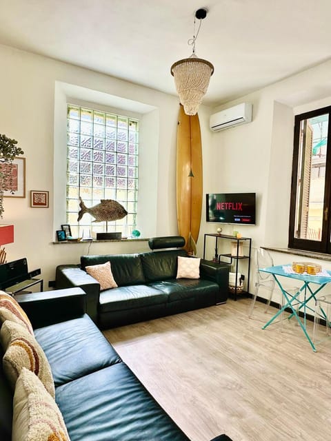 Communal lounge/ TV room, TV and multimedia, Living room, Seating area, Dining area, Evening entertainment, air conditioner