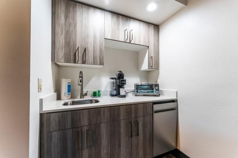 Metro Extended Stay - Tempe - Corner Studio Apartment in Tempe