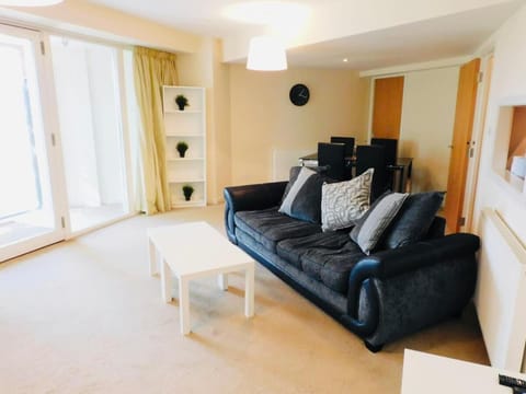 No 2 - Modern 2 Bed Apartment Close to Gla Airport & M8 Apartment in Paisley