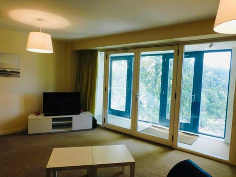 No 2 - Modern 2 Bed Apartment Close to Gla Airport & M8 Apartment in Paisley