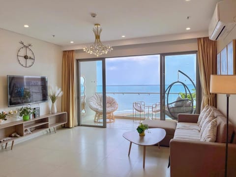 Communal lounge/ TV room, Living room, Evening entertainment, Sea view