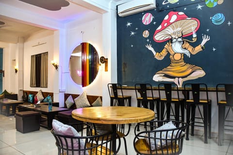Restaurant/places to eat, Living room, Seating area, Dining area