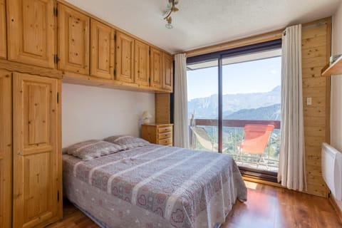 Bedroom, Mountain view