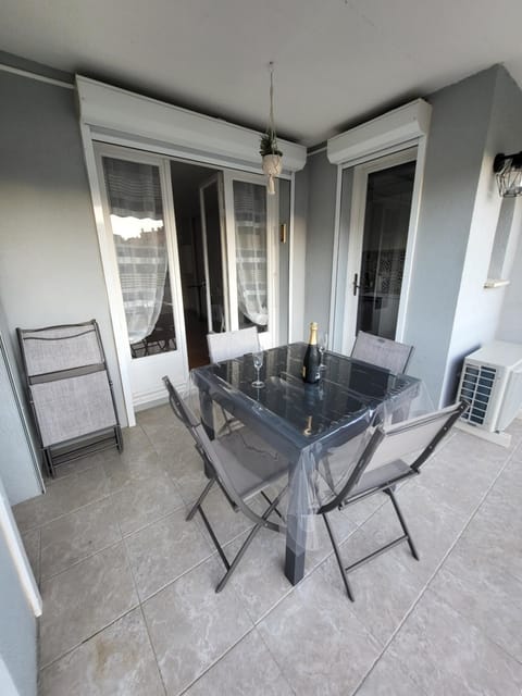 Superbe T2 en centre ville au calme à deux pas du marché Apartment in Cavalaire-sur-Mer