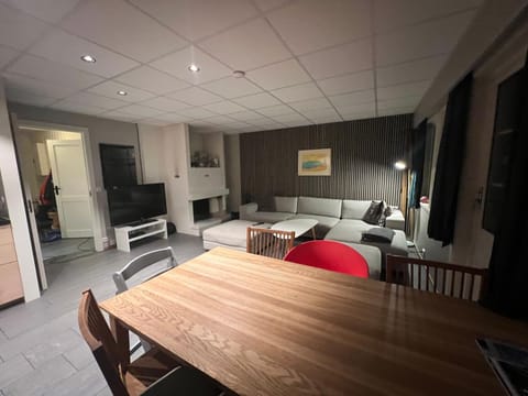 TV and multimedia, Living room, Seating area, Dining area