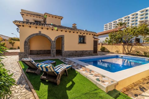 Property building, Garden, Swimming pool, Swimming pool