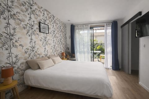 Bed, TV and multimedia, Photo of the whole room, Bedroom