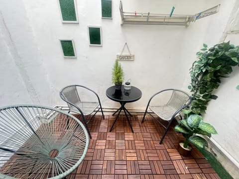 Patio, Day, Balcony/Terrace, Dining area