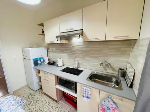 Coffee/tea facilities, Kitchen or kitchenette, stove