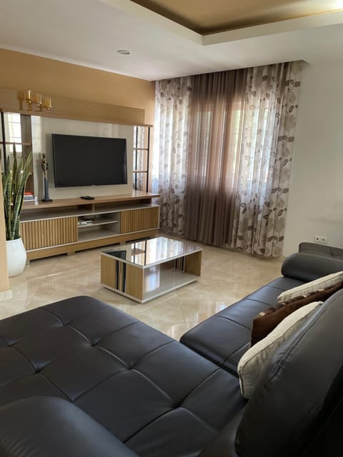 Communal lounge/ TV room, TV and multimedia, Living room, Seating area