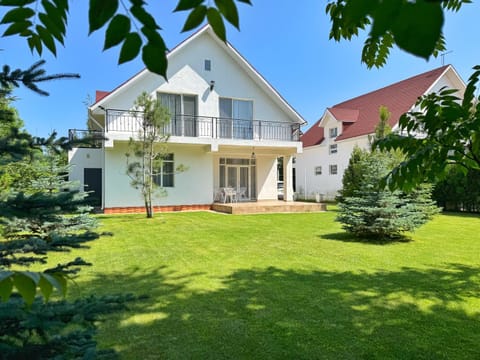 Property building, Day, Natural landscape, Garden, Garden view