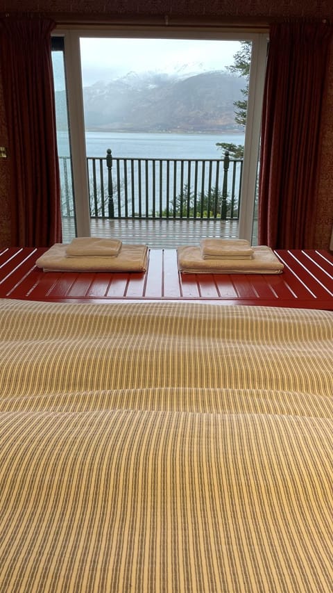 Bed, Natural landscape, Balcony/Terrace, Mountain view