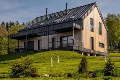 Property building, Facade/entrance, Spring, Day, Natural landscape, Garden, Balcony/Terrace, Balcony/Terrace, Garden view
