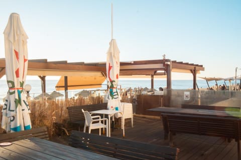 Natural landscape, Balcony/Terrace, Dining area, Beach, Sea view
