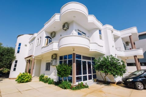 Flori Apartments Bed and Breakfast in Ulcinj