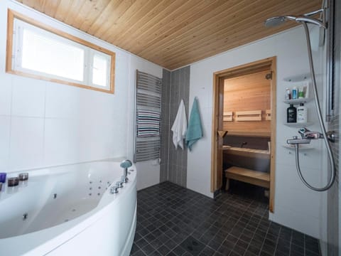 Shower, Hot Tub, Sauna, Bathroom, Spa and wellness centre/facilities, Public Bath, Bath, towels