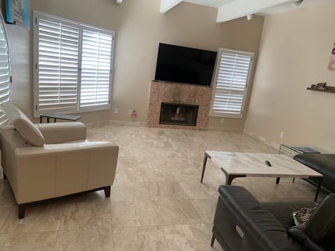 Pacific Breeze Right Next to Huntington Beach Pier! Steps from Beach!! House in Huntington Beach