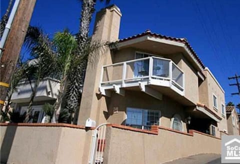 Pacific Breeze Right Next to Huntington Beach Pier! Steps from Beach!! House in Huntington Beach