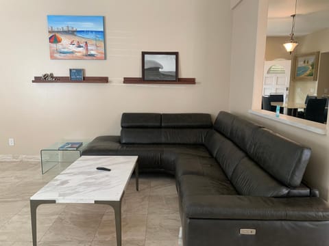 Pacific Breeze Right Next to Huntington Beach Pier! Steps from Beach!! House in Huntington Beach