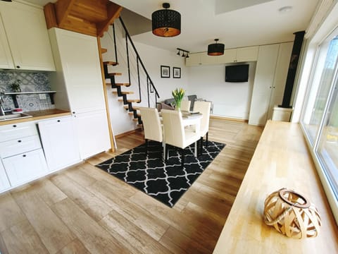 Kitchen or kitchenette, Living room, Seating area, Dining area, flat iron, pet friendly, stove