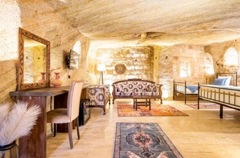 Bed, TV and multimedia, Photo of the whole room, Seating area, Bedroom