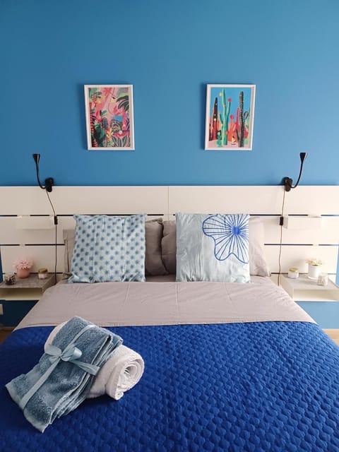 Bed, Decorative detail, Decorative detail, Bedroom
