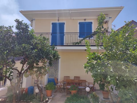 Property building, Patio, Day, Garden, Balcony/Terrace, Garden view