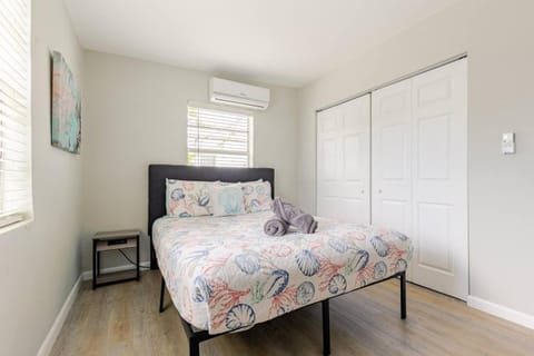 Luxury House with Delightful Beach Style! House in Dania Beach