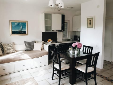 Kitchen or kitchenette, Living room